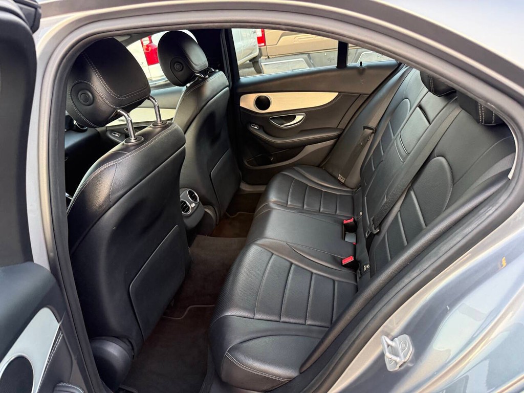 Mercedes-Benz C-Class Vehicle Full-screen Gallery Image 13