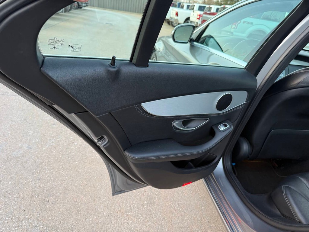 Mercedes-Benz C-Class Vehicle Full-screen Gallery Image 14