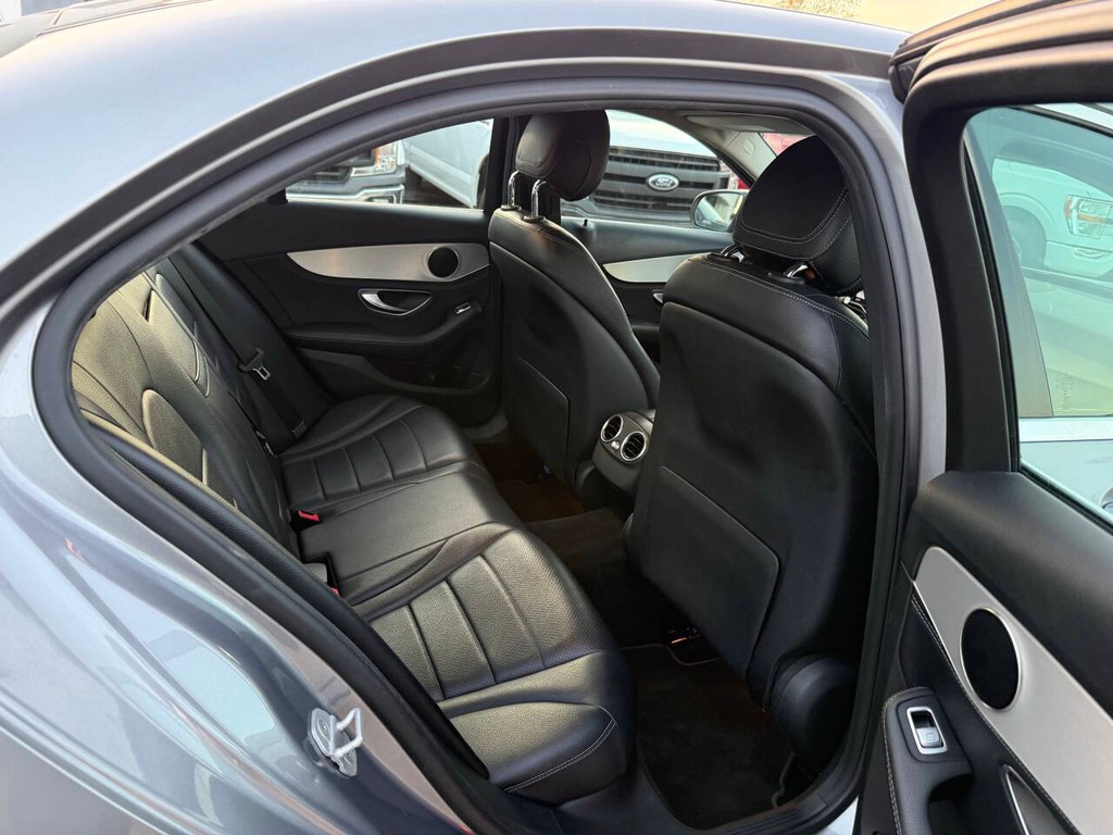 Mercedes-Benz C-Class Vehicle Full-screen Gallery Image 15