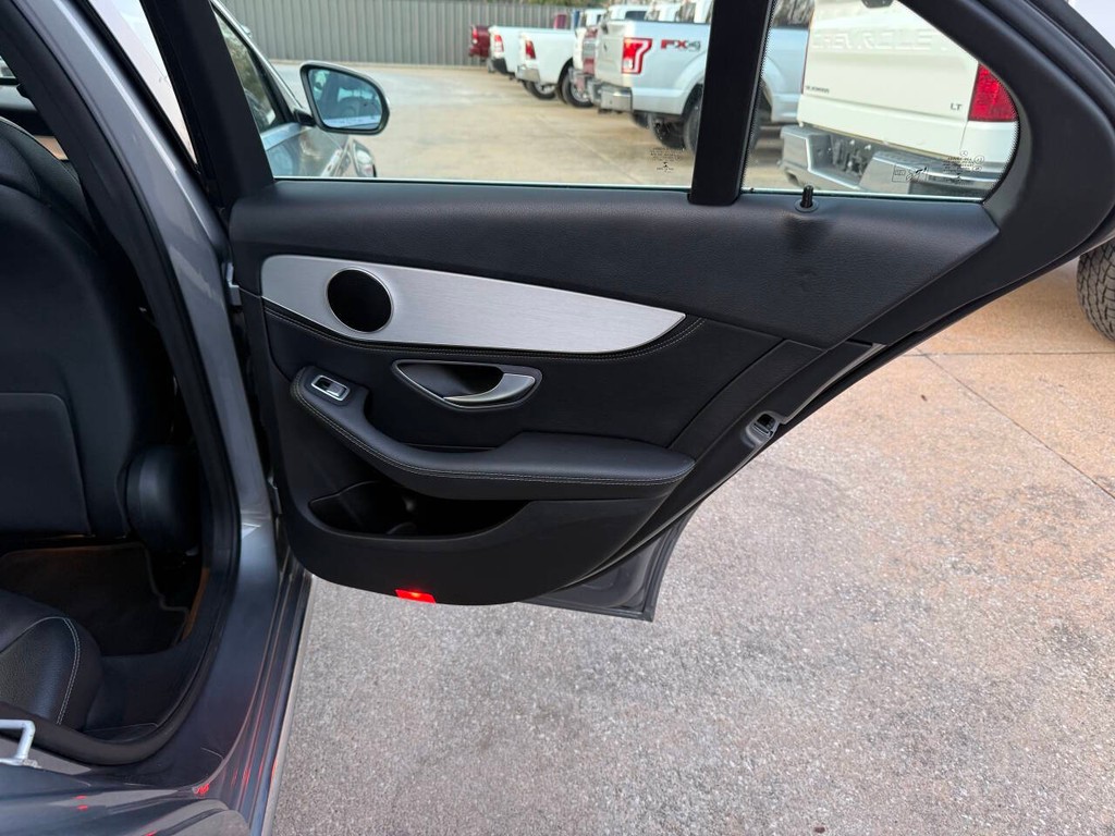 Mercedes-Benz C-Class Vehicle Full-screen Gallery Image 16