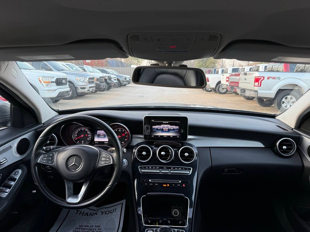 Mercedes-Benz C-Class Vehicle Full-screen Gallery Image 17