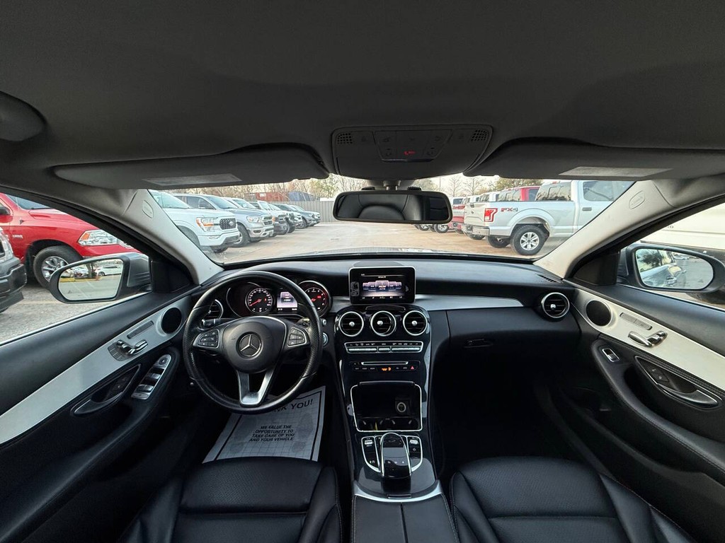 Mercedes-Benz C-Class Vehicle Full-screen Gallery Image 18