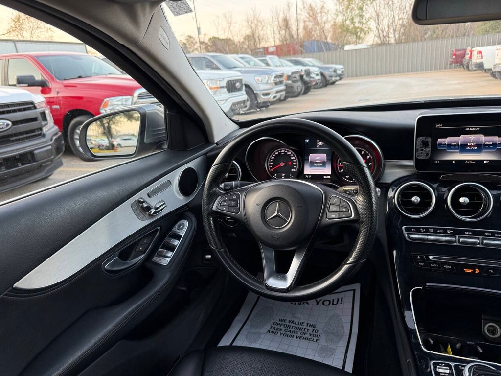 Mercedes-Benz C-Class Vehicle Full-screen Gallery Image 19