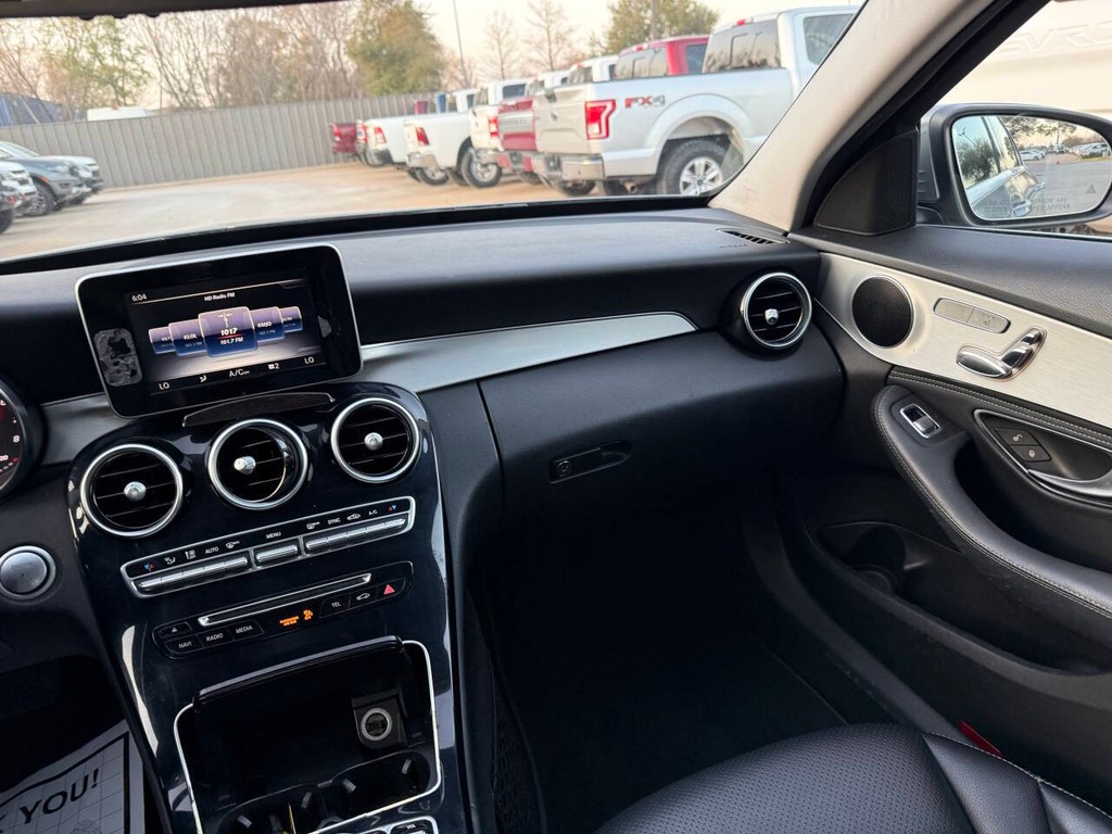 Mercedes-Benz C-Class Vehicle Full-screen Gallery Image 20