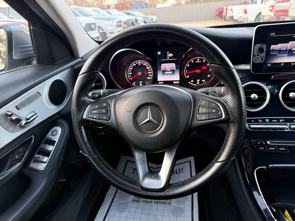 Mercedes-Benz C-Class Vehicle Full-screen Gallery Image 22