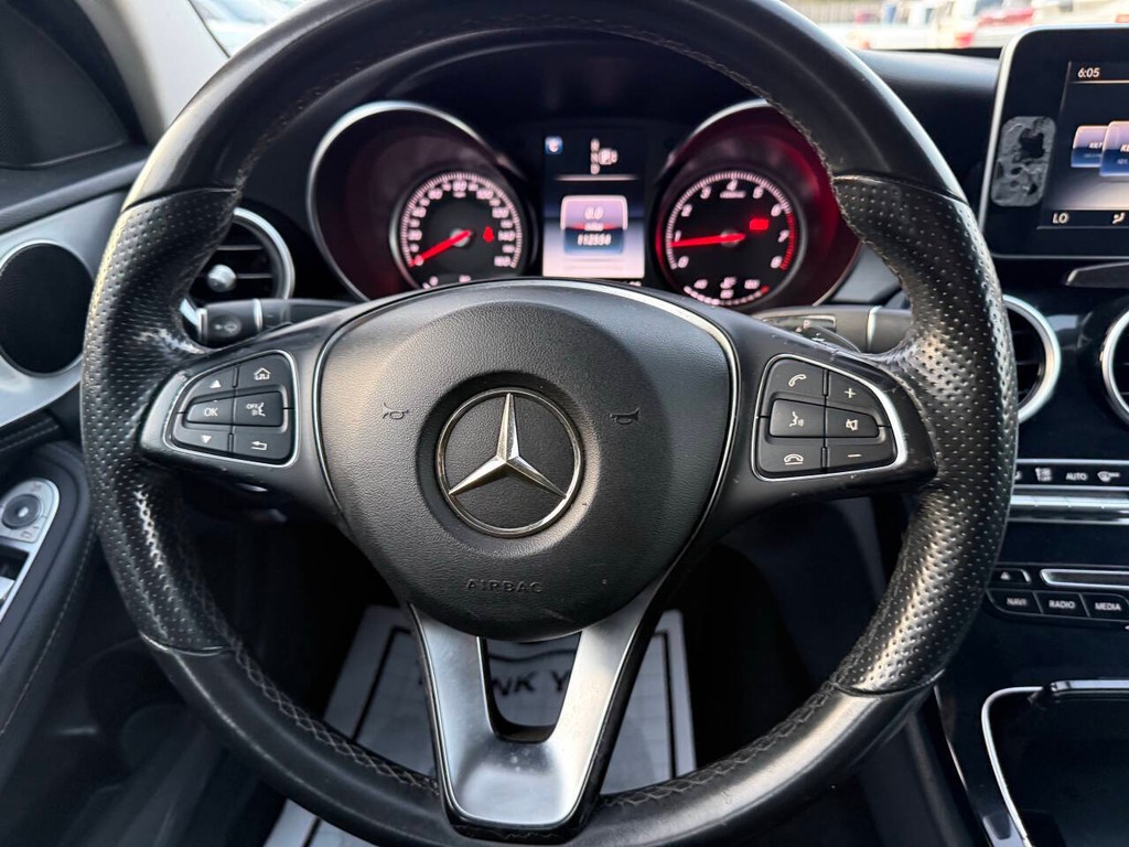 Mercedes-Benz C-Class Vehicle Full-screen Gallery Image 23