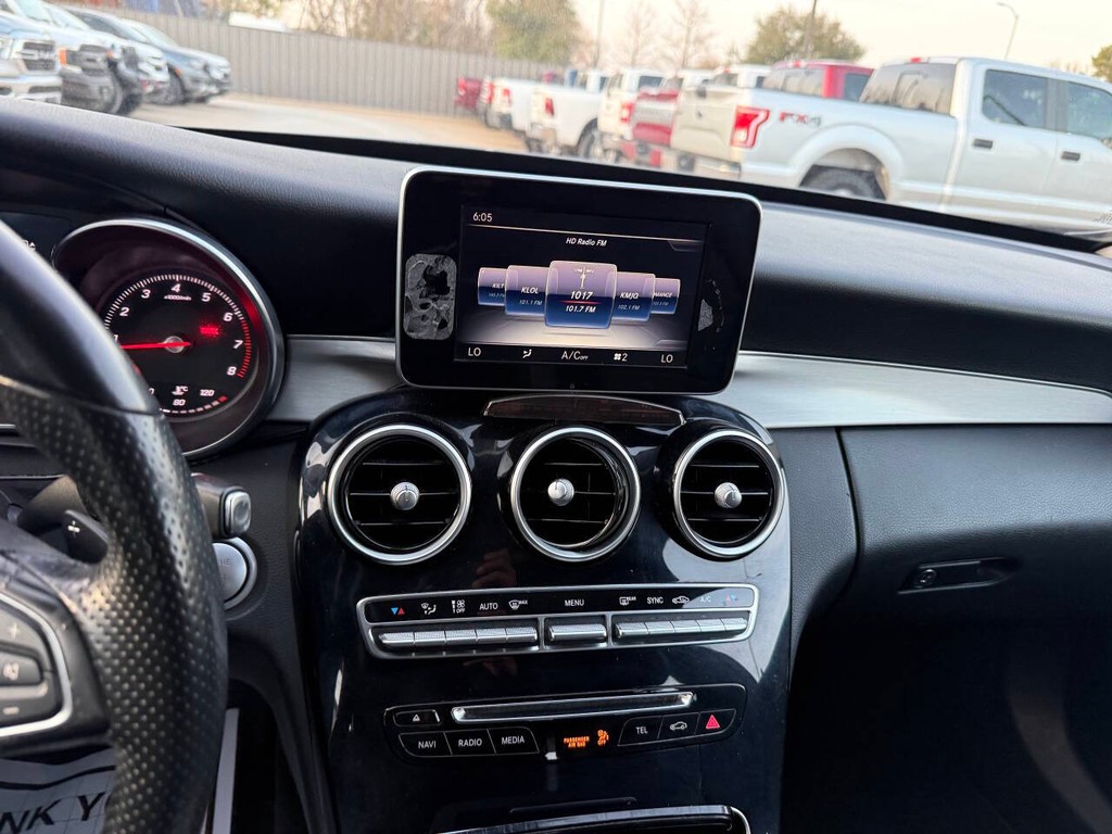 Mercedes-Benz C-Class Vehicle Full-screen Gallery Image 24