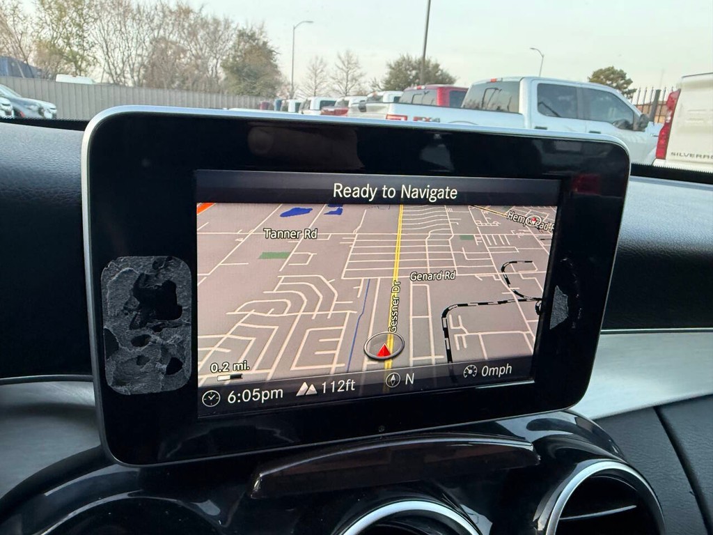 Mercedes-Benz C-Class Vehicle Full-screen Gallery Image 25