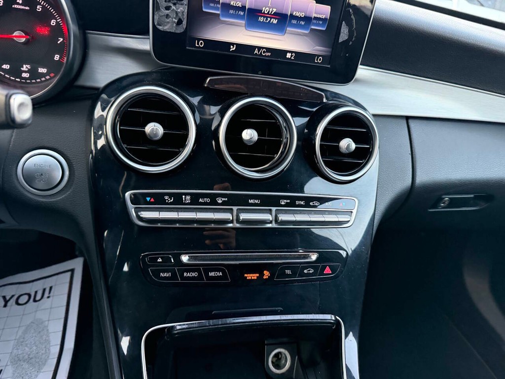 Mercedes-Benz C-Class Vehicle Full-screen Gallery Image 26