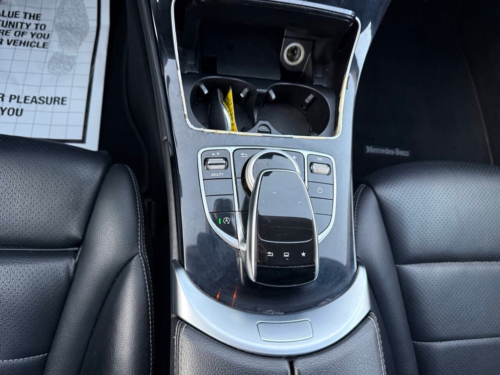 Mercedes-Benz C-Class Vehicle Full-screen Gallery Image 27