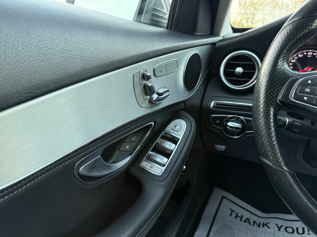 Mercedes-Benz C-Class Vehicle Full-screen Gallery Image 28