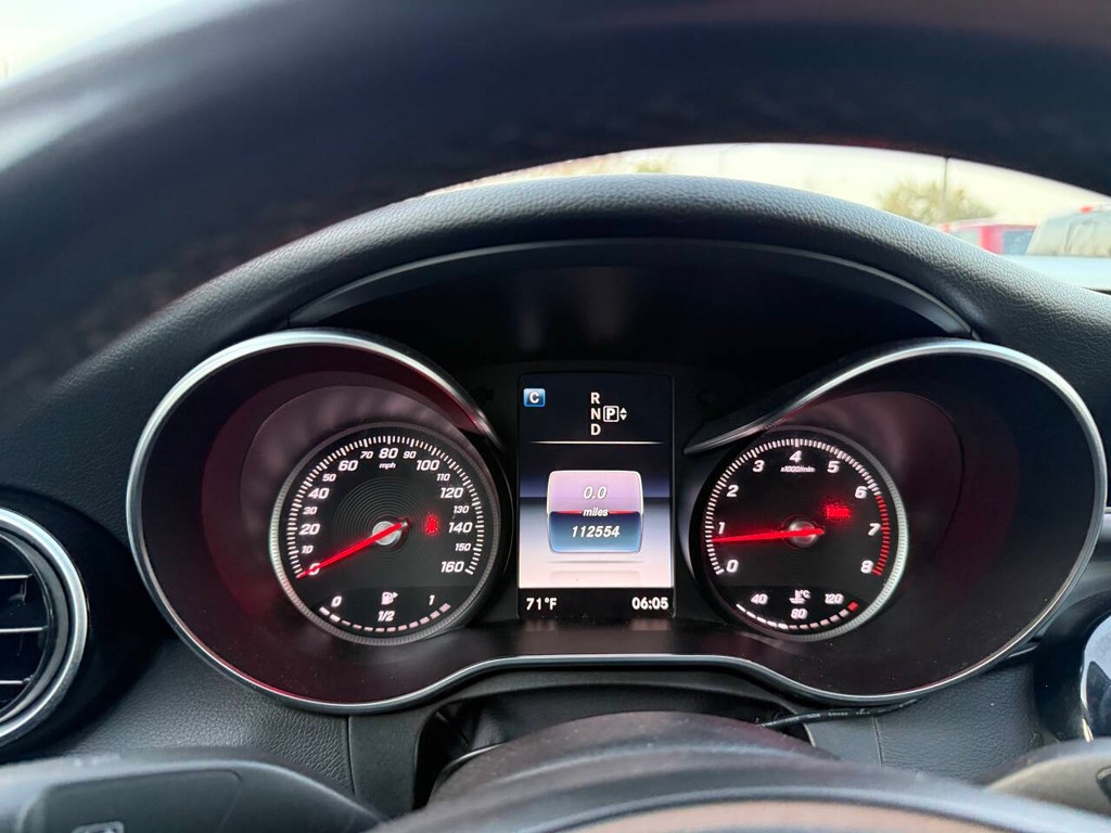 Mercedes-Benz C-Class Vehicle Full-screen Gallery Image 29