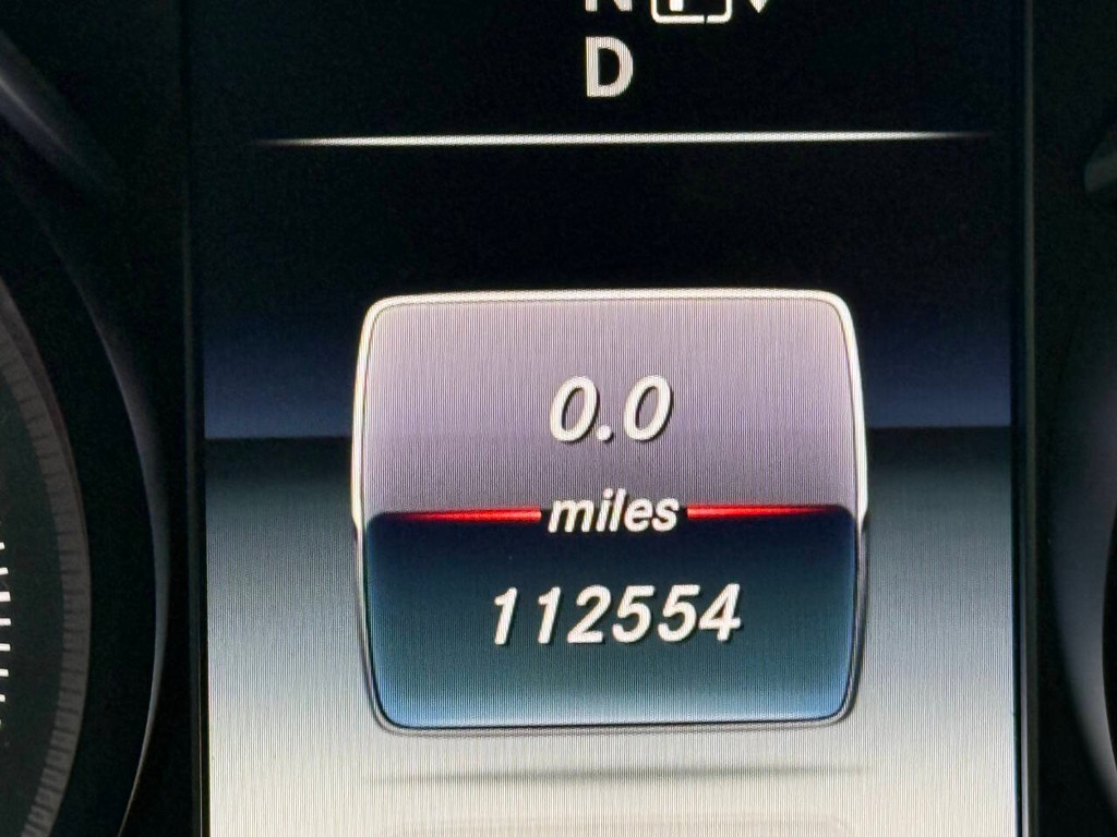 Mercedes-Benz C-Class Vehicle Full-screen Gallery Image 30