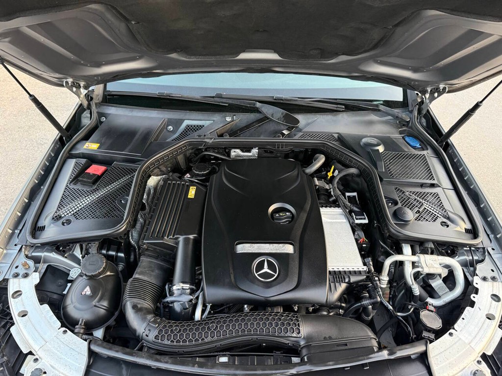 Mercedes-Benz C-Class Vehicle Full-screen Gallery Image 32