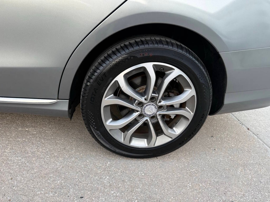 Mercedes-Benz C-Class Vehicle Full-screen Gallery Image 33