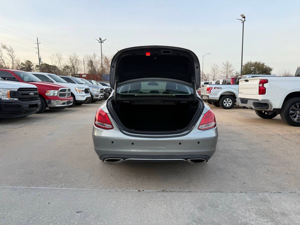 Mercedes-Benz C-Class Vehicle Full-screen Gallery Image 34