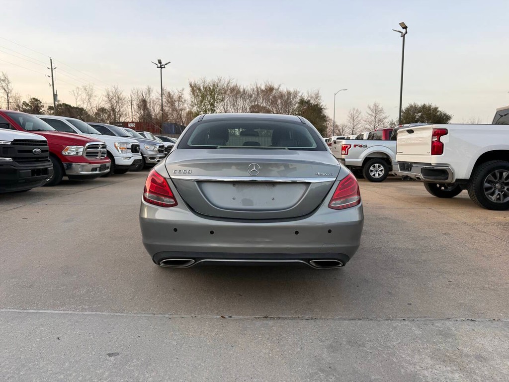 Mercedes-Benz C-Class Vehicle Full-screen Gallery Image 35