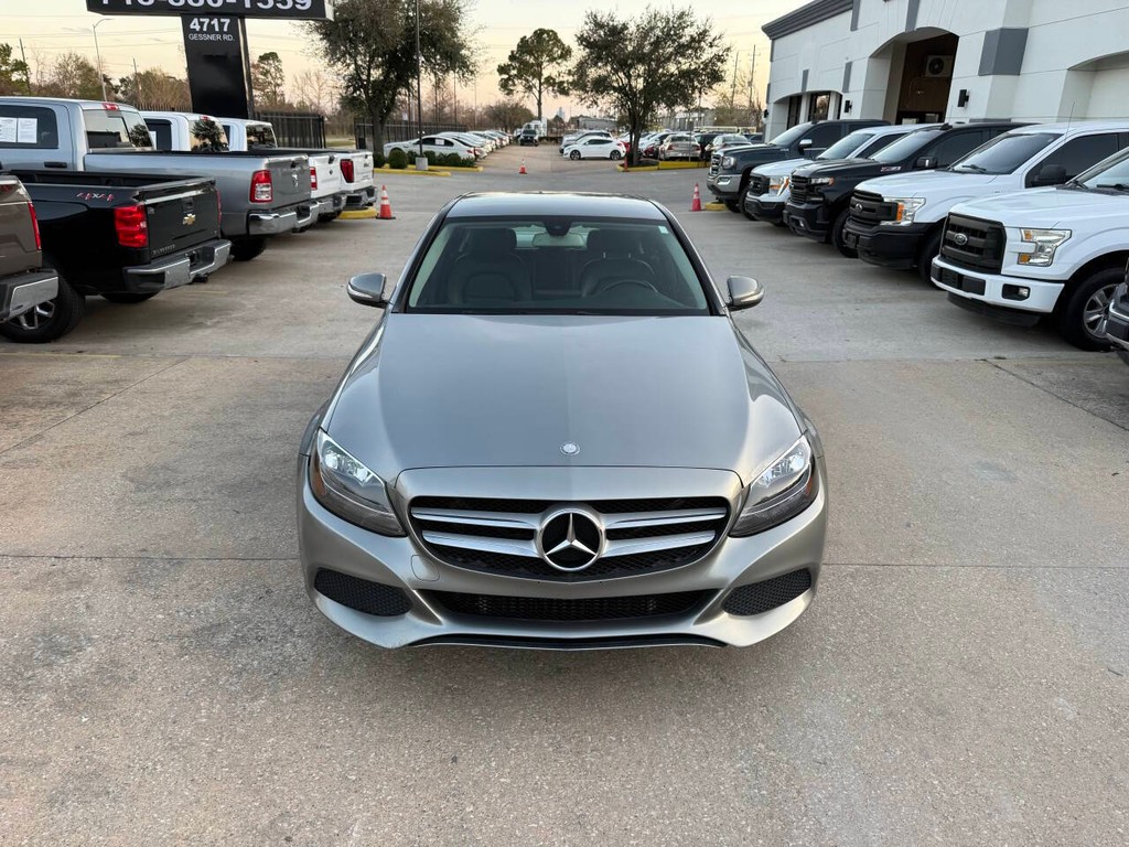 Mercedes-Benz C-Class Vehicle Full-screen Gallery Image 36