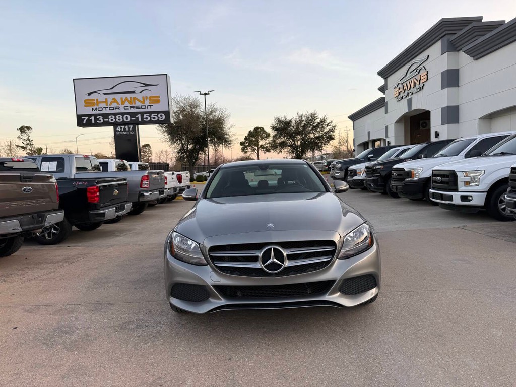 Mercedes-Benz C-Class Vehicle Full-screen Gallery Image 37