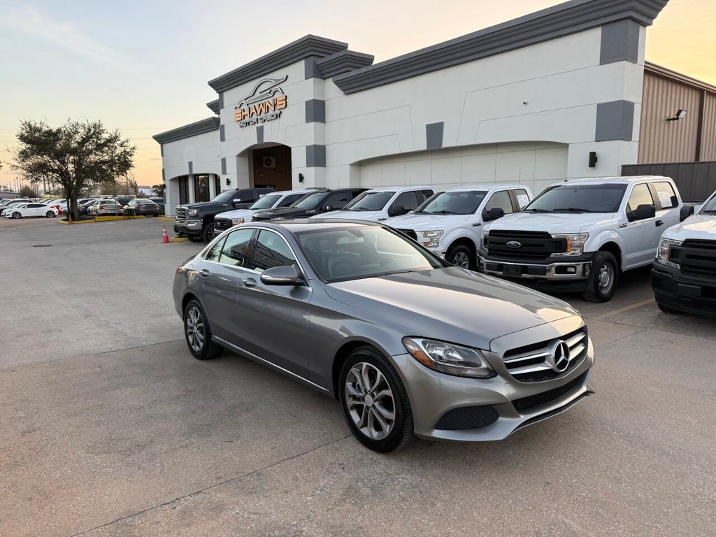Mercedes-Benz C-Class Vehicle Full-screen Gallery Image 38