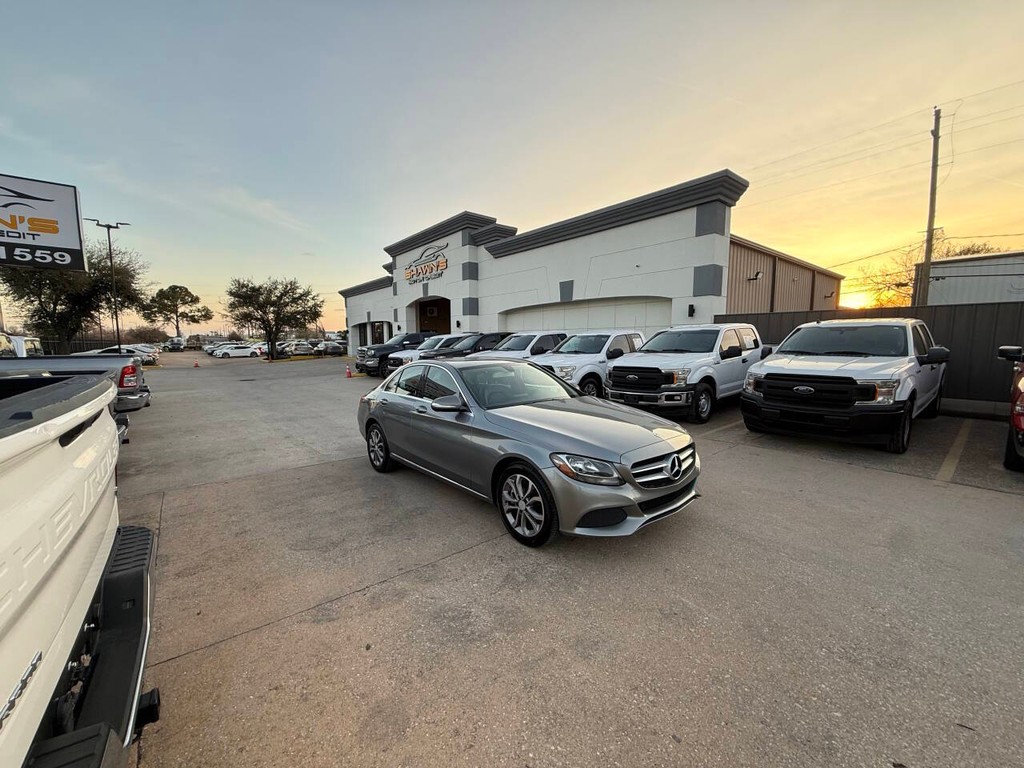 Mercedes-Benz C-Class Vehicle Full-screen Gallery Image 40