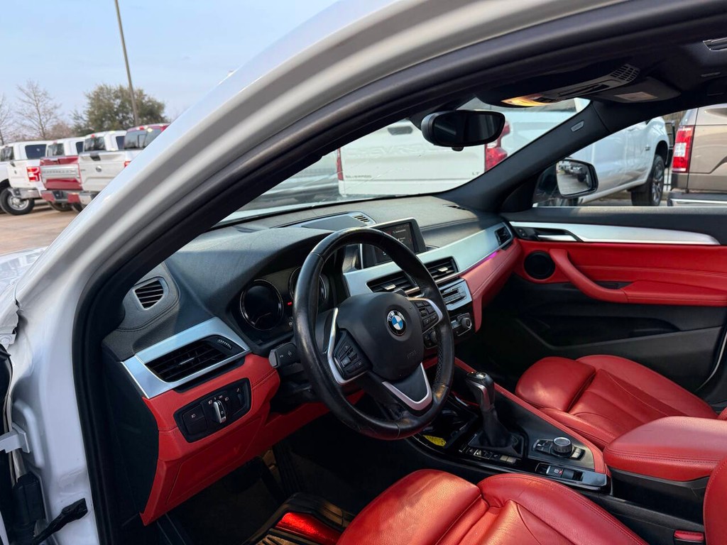 BMW X2 Vehicle Full-screen Gallery Image 06