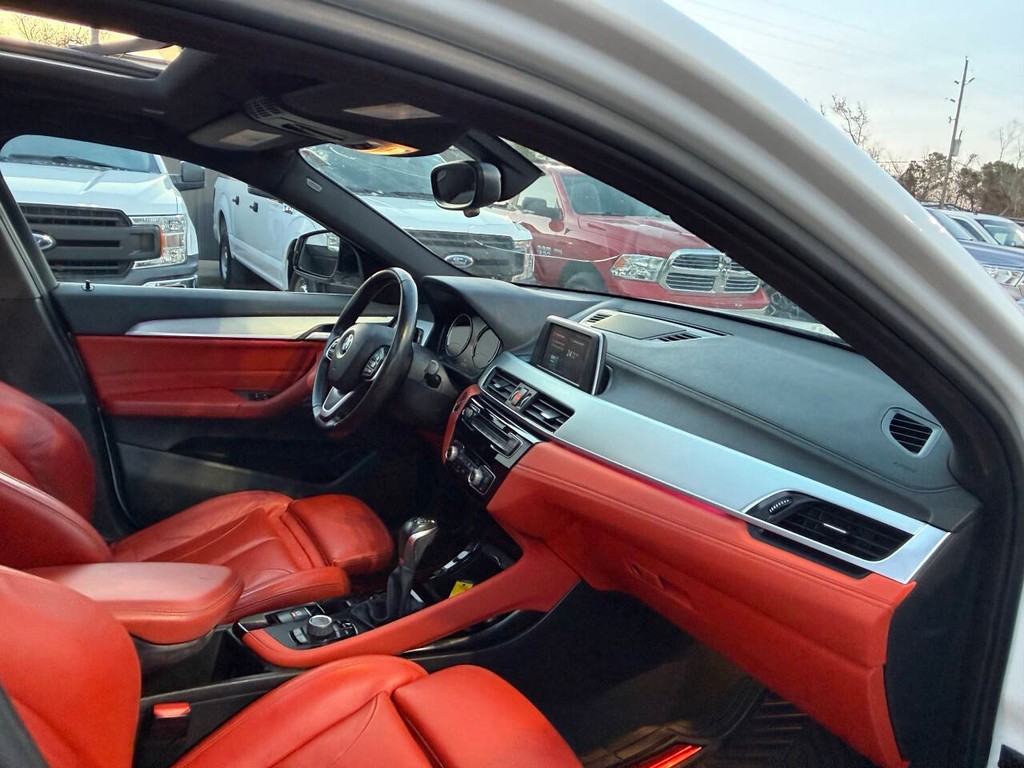 BMW X2 Vehicle Full-screen Gallery Image 09