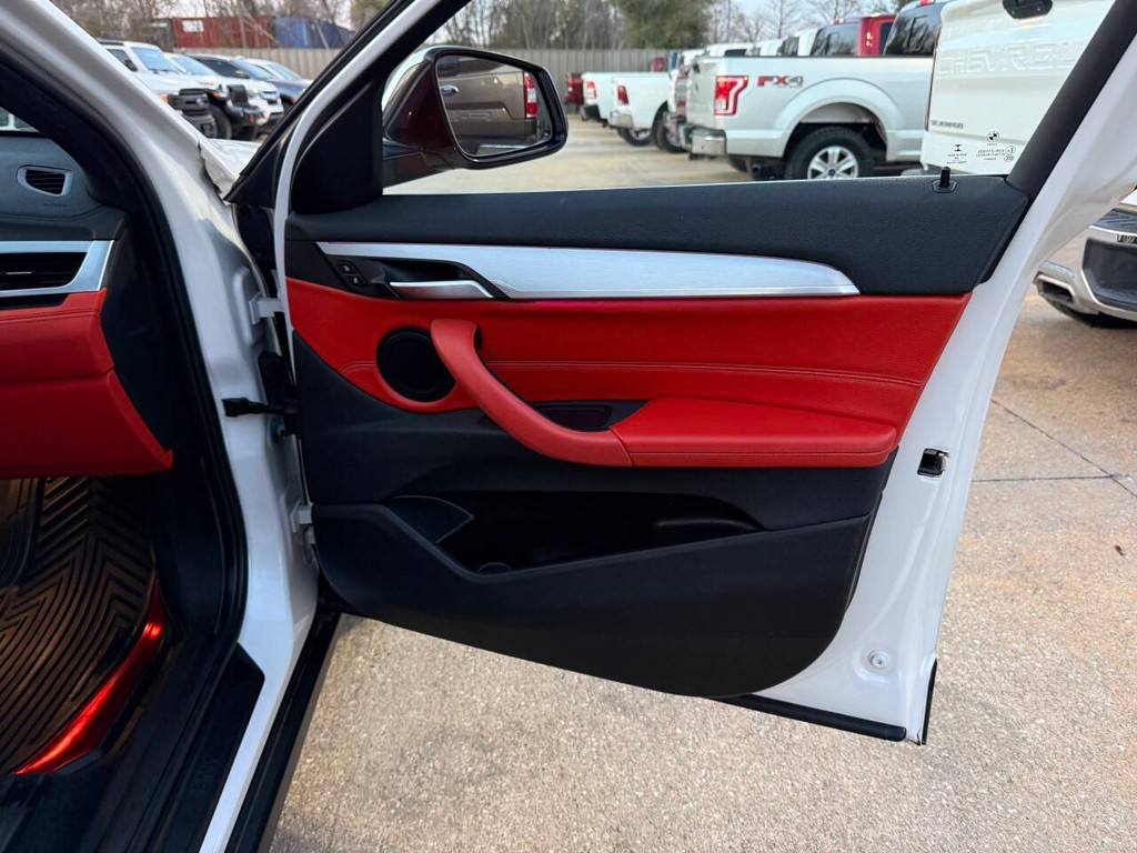 BMW X2 Vehicle Full-screen Gallery Image 11