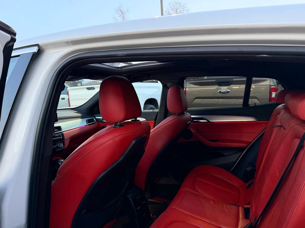 BMW X2 Vehicle Full-screen Gallery Image 12