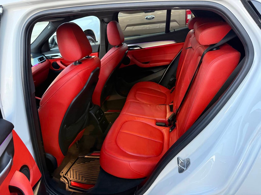 BMW X2 Vehicle Full-screen Gallery Image 13