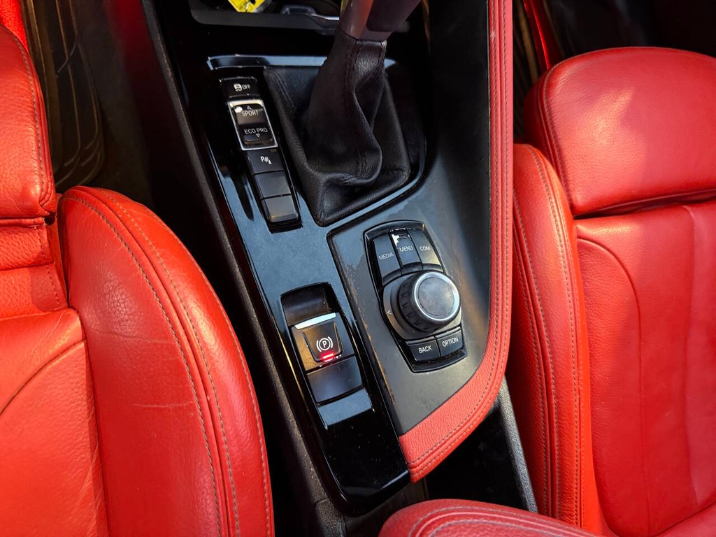 BMW X2 Vehicle Full-screen Gallery Image 27