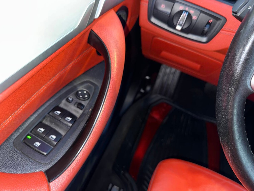 BMW X2 Vehicle Full-screen Gallery Image 28