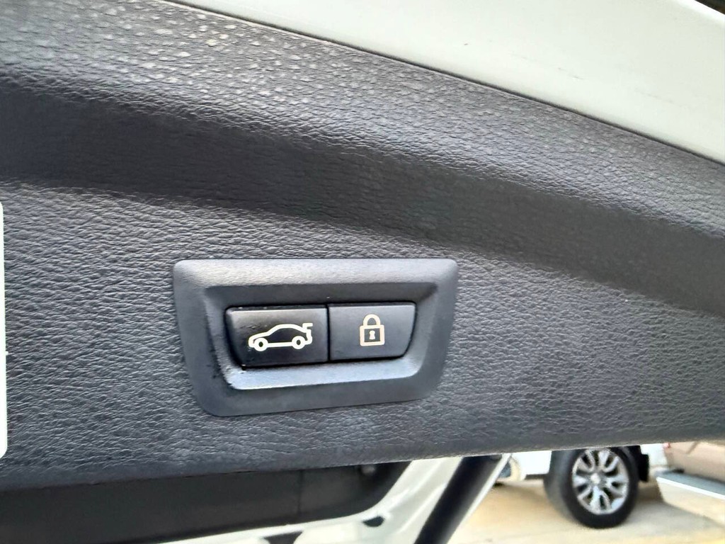 BMW X2 Vehicle Full-screen Gallery Image 36