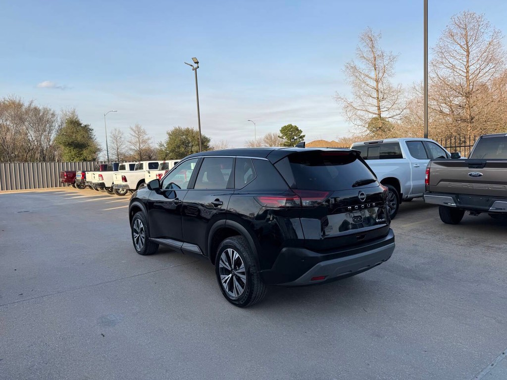 Nissan Rogue Vehicle Full-screen Gallery Image 04