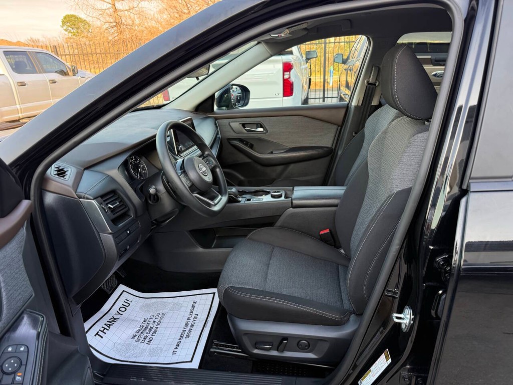 Nissan Rogue Vehicle Full-screen Gallery Image 07