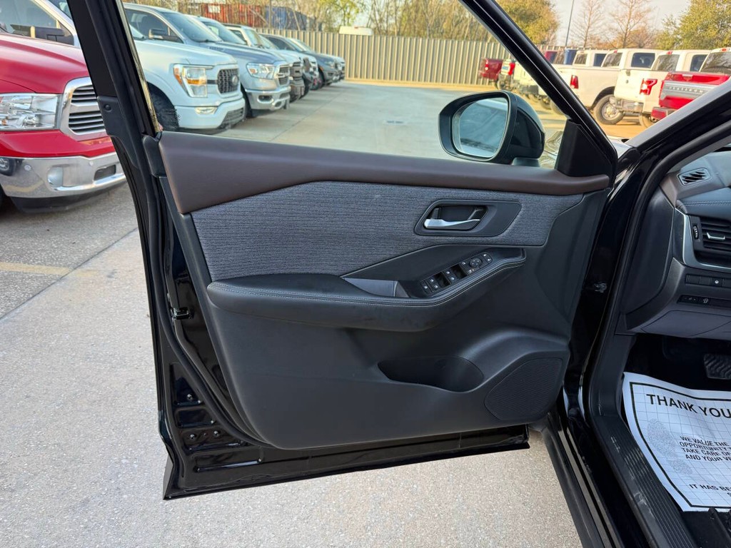 Nissan Rogue Vehicle Full-screen Gallery Image 08