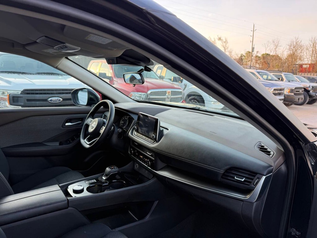 Nissan Rogue Vehicle Full-screen Gallery Image 09