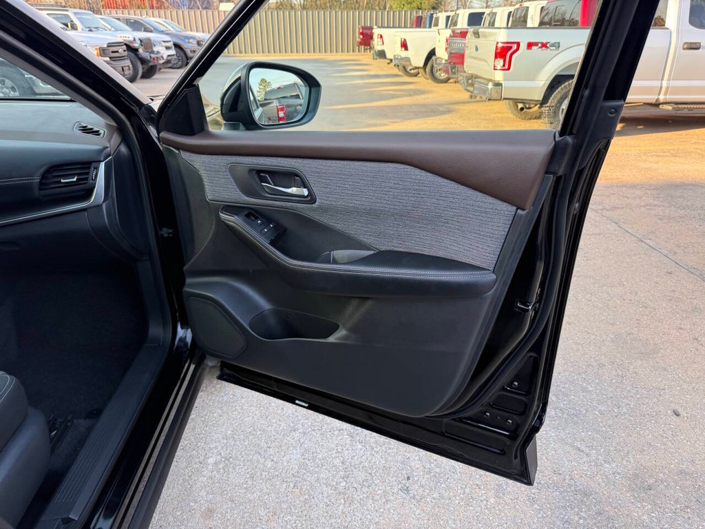 Nissan Rogue Vehicle Full-screen Gallery Image 11