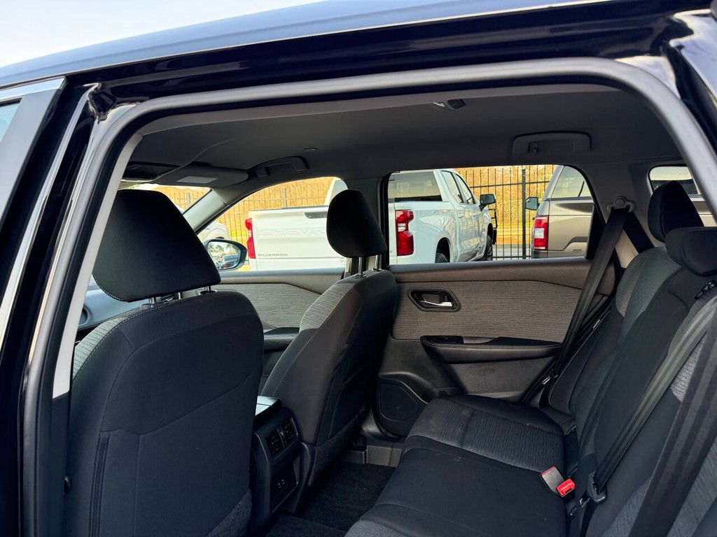 Nissan Rogue Vehicle Full-screen Gallery Image 12