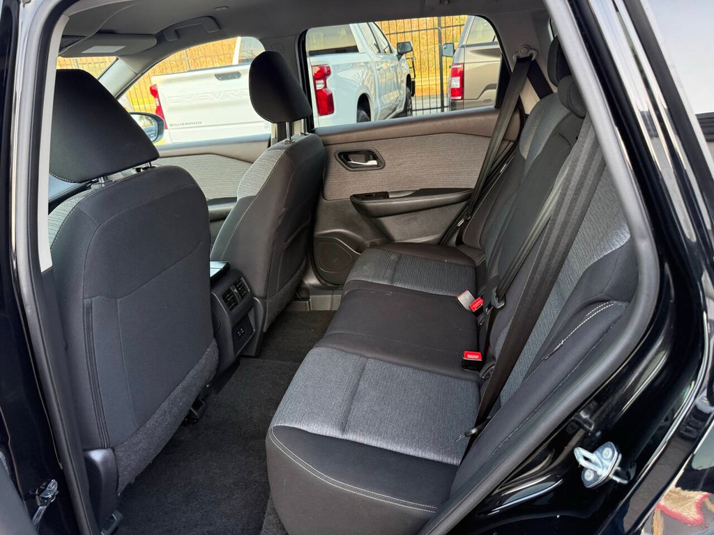 Nissan Rogue Vehicle Full-screen Gallery Image 13