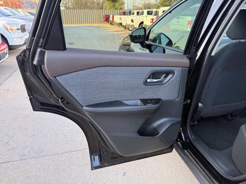 Nissan Rogue Vehicle Full-screen Gallery Image 14