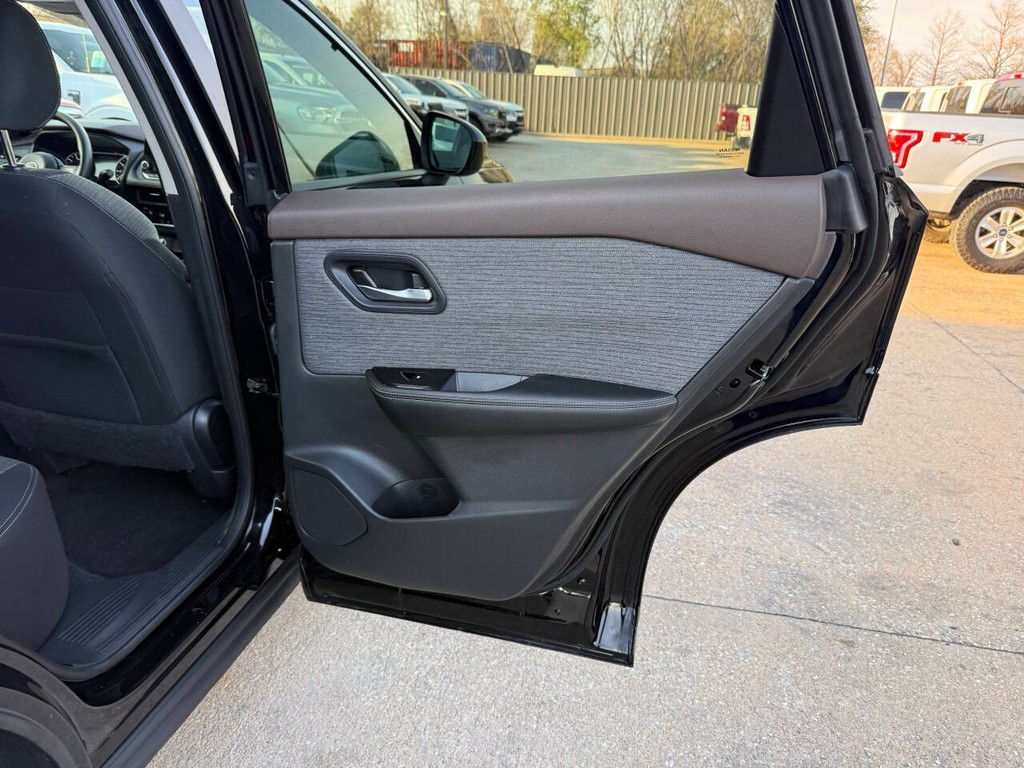 Nissan Rogue Vehicle Full-screen Gallery Image 16