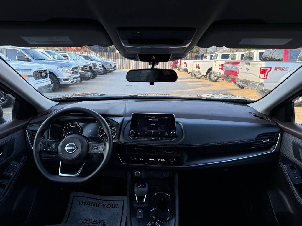 Nissan Rogue Vehicle Full-screen Gallery Image 17