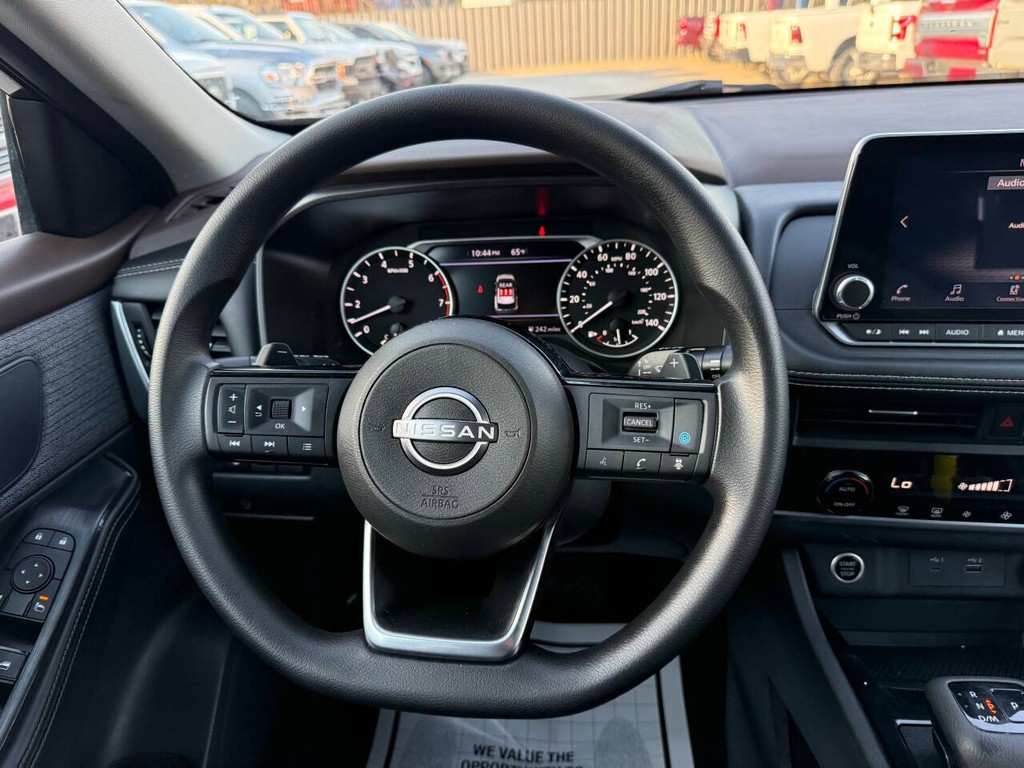 Nissan Rogue Vehicle Full-screen Gallery Image 22