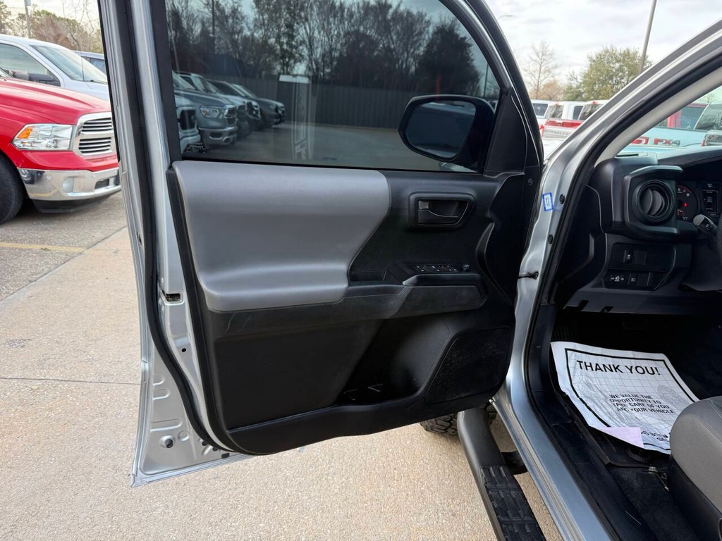 Toyota Tacoma 2WD Vehicle Full-screen Gallery Image 08