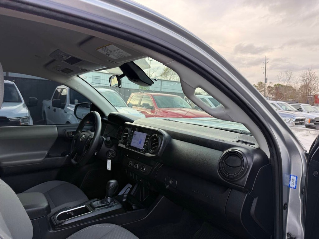 Toyota Tacoma 2WD Vehicle Full-screen Gallery Image 09