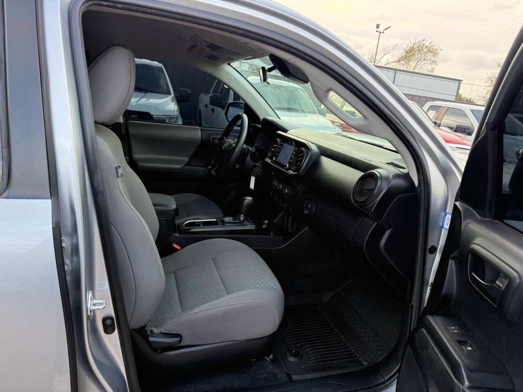 Toyota Tacoma 2WD Vehicle Full-screen Gallery Image 10