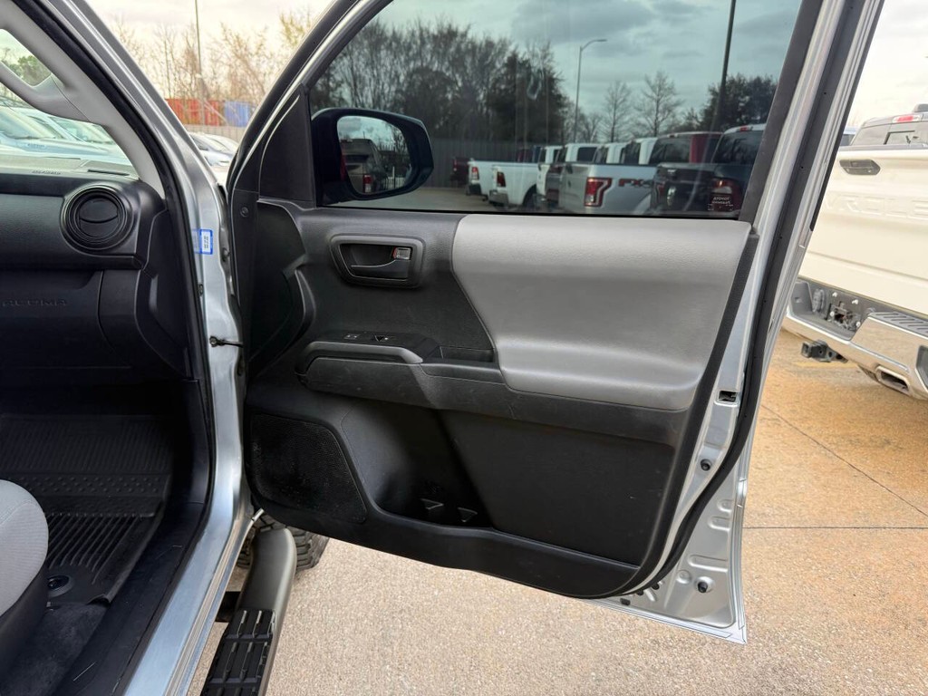 Toyota Tacoma 2WD Vehicle Full-screen Gallery Image 11