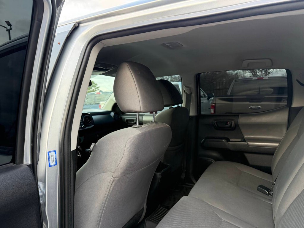 Toyota Tacoma 2WD Vehicle Full-screen Gallery Image 12