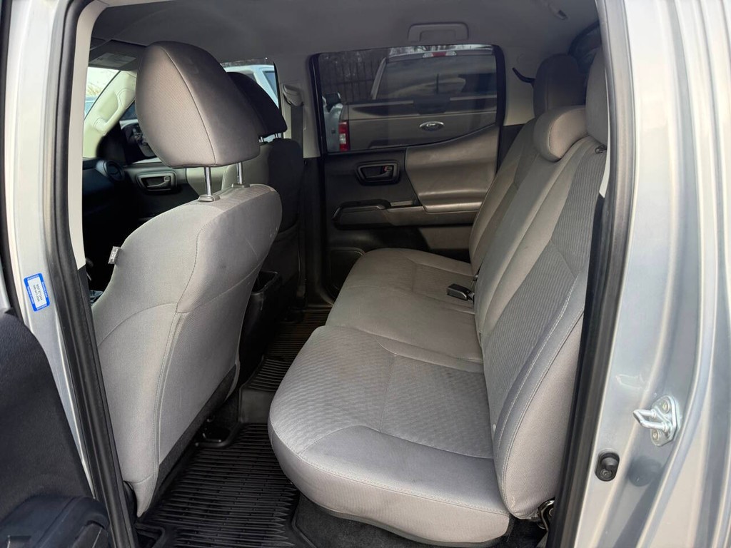 Toyota Tacoma 2WD Vehicle Full-screen Gallery Image 14